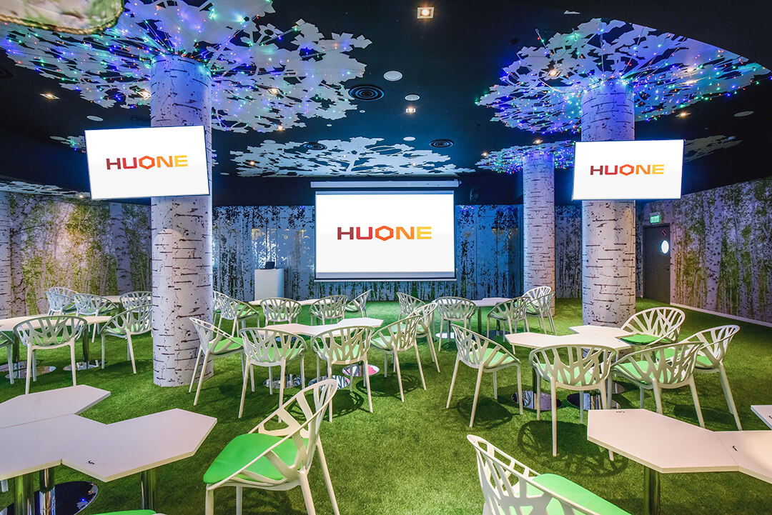 Huone Singapore biggest room green nature scenic nordic forest room_new logo (1)