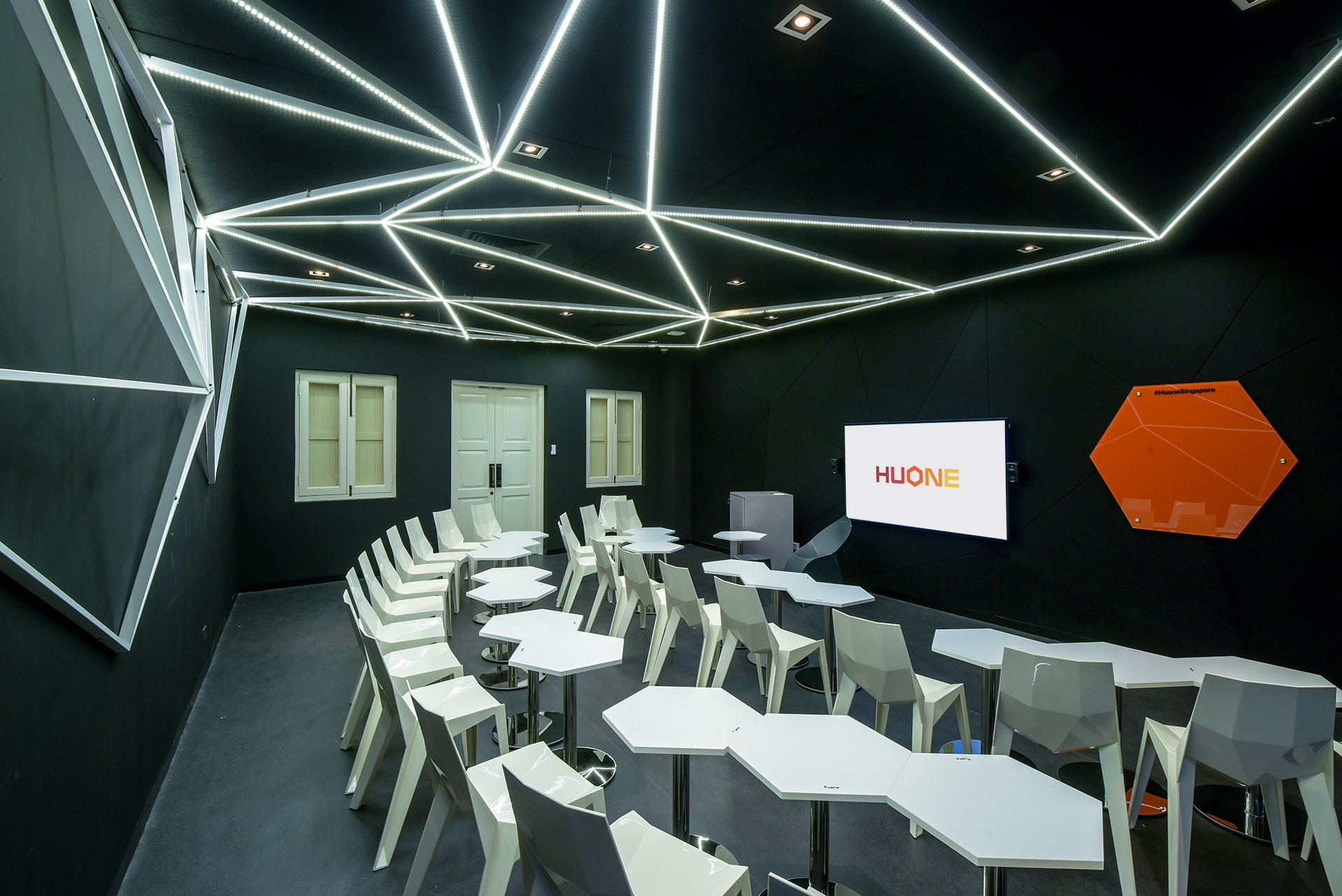 Huone Singapore time room stylish brainstorming meeting discussion_new logo