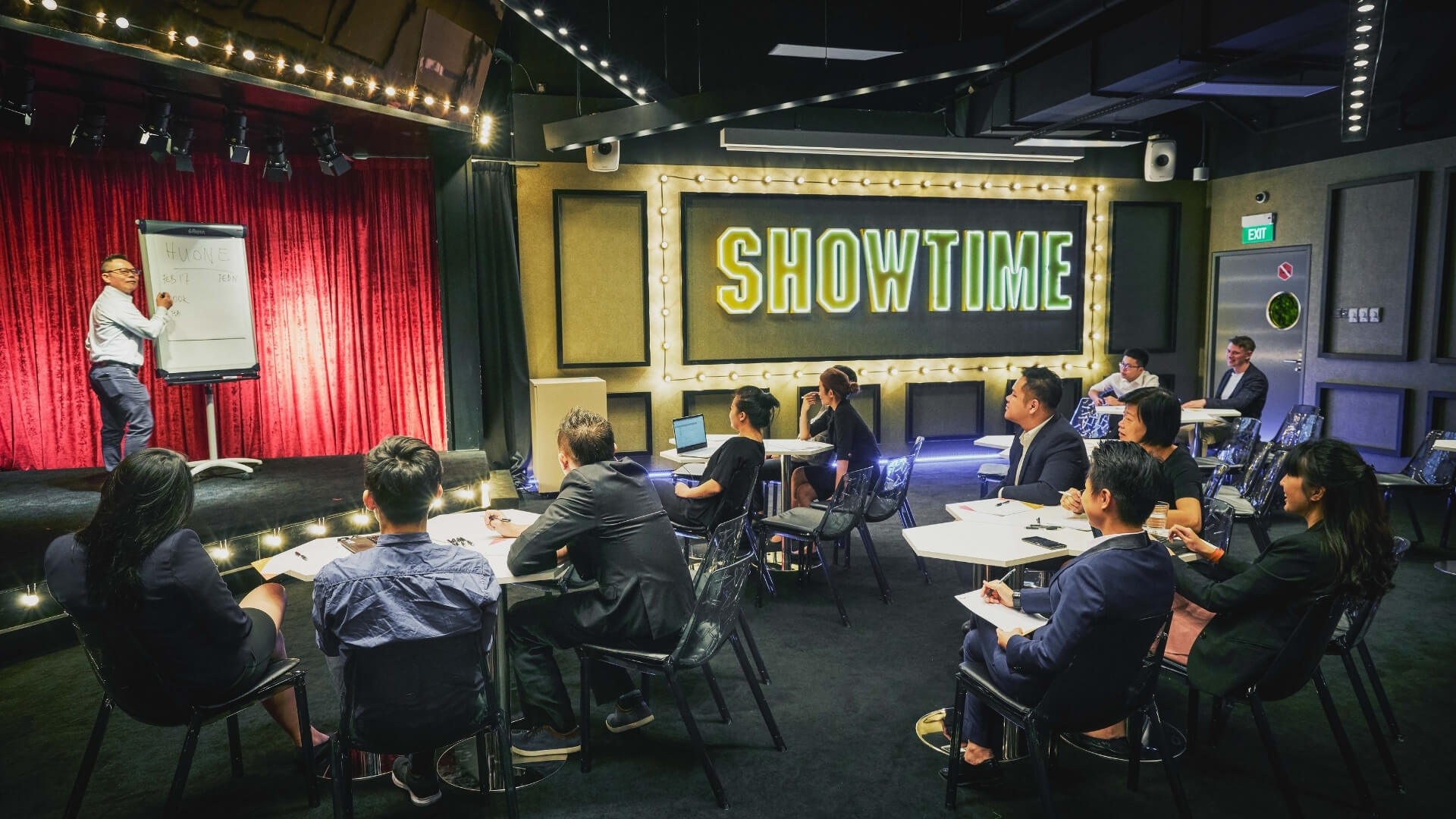 ROOM_Theatre with people_1_new