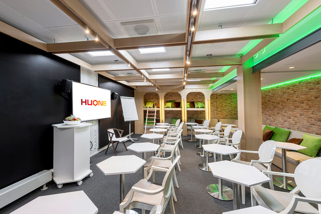 HUONE Kamppi Barracks _ Parakki_classroom_new logo7 (1)