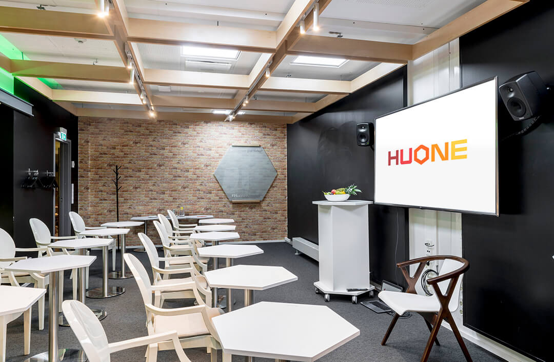 HUONE Kamppi Barracks _ Parakki_classroom_new logo7 (1)