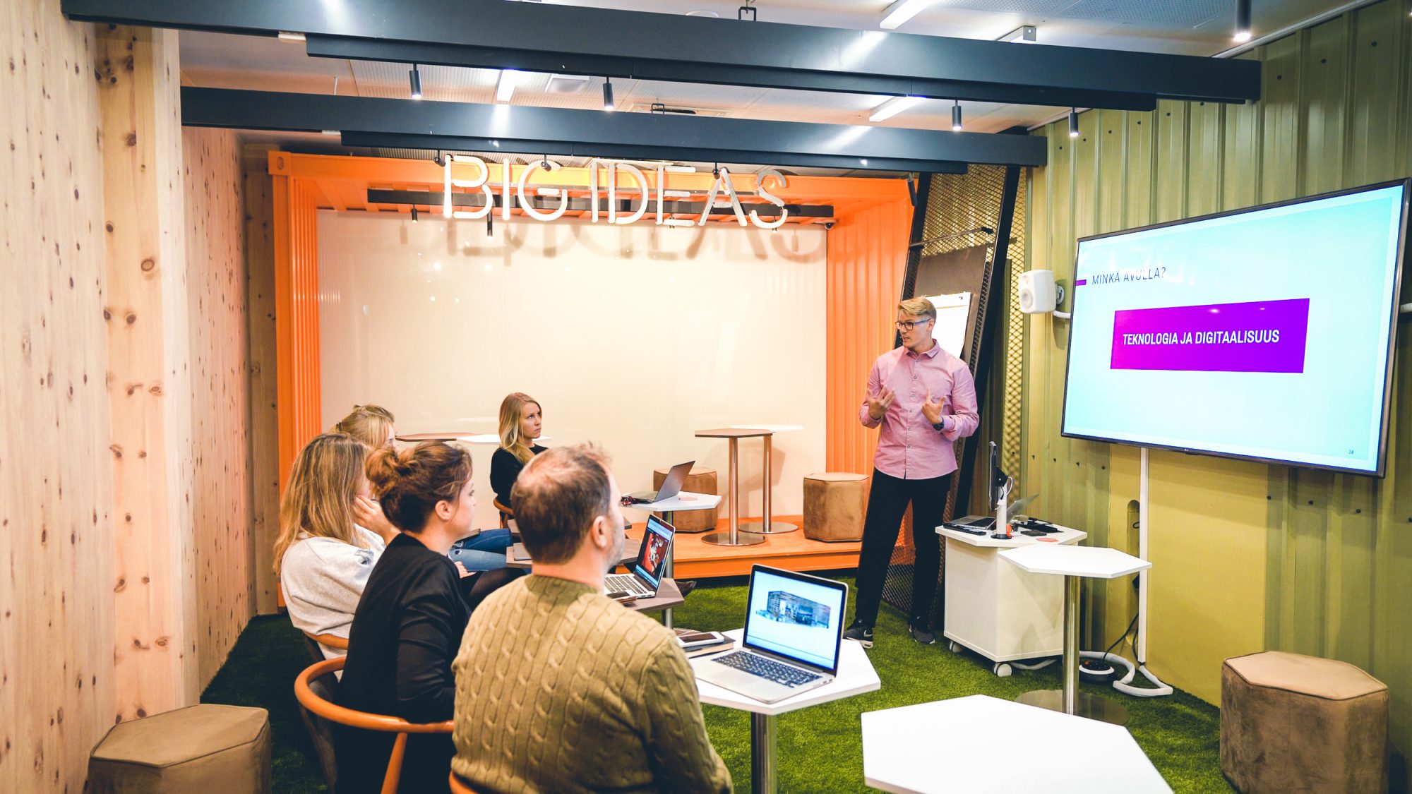 HUONE_Kamppi_Container Room_Presentation_people_1