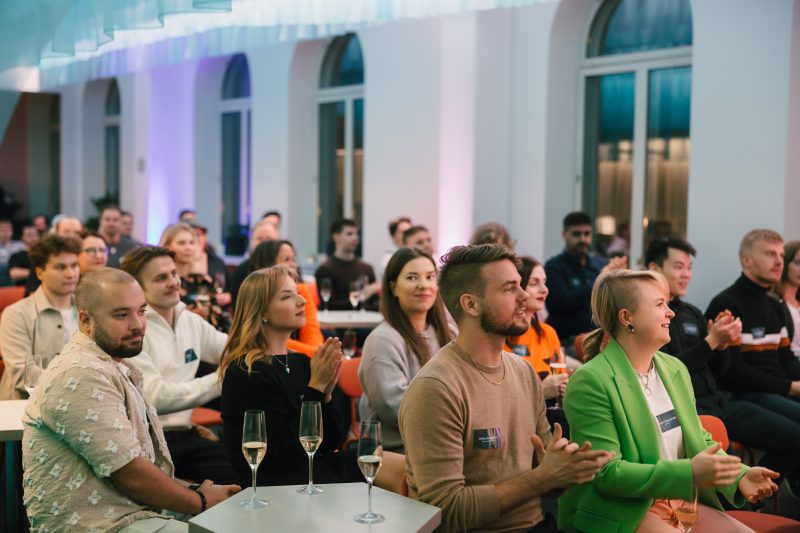 HUONE Kluuvi Wave-huone. Tapahtumatila Helsingin keskustassa